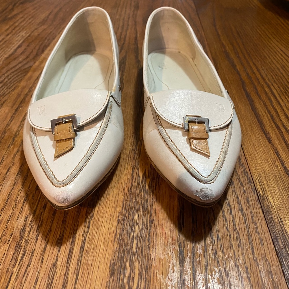 Tod’s Cream Leather Pointy Toed Flats, Driving Moccasin Silver Buckle Gommini